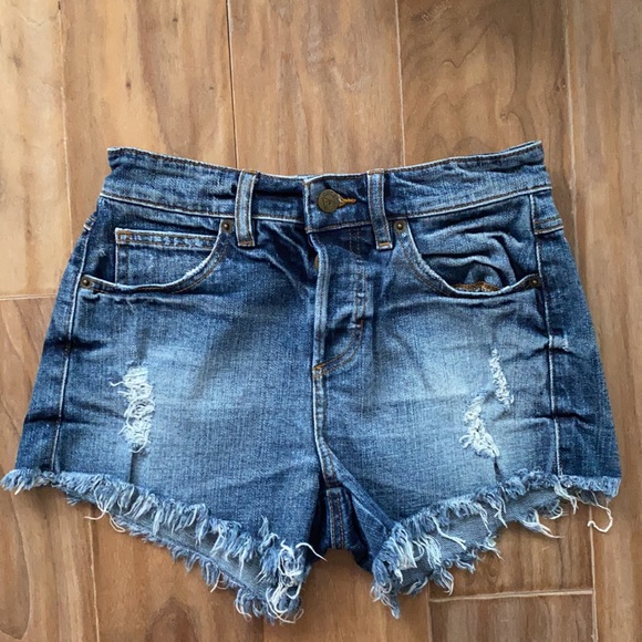 Guess button up denim shorts - Picture 2 of 3